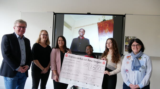 Während der Live-Schalte mit der kenianischen Schulleiterin Mary Njambi Muhuthu: Bad Urachs Bürgermeister Elmar Rebmann (von lin