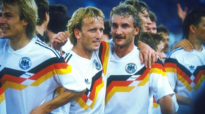 Die Weltmeister von Rom 1990: Jürgen Klinsmann, Andreas Brehme und Rudi Völler (von links). FOTO: PICHON/WITTERS