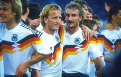 Die Weltmeister von Rom 1990: Jürgen Klinsmann, Andreas Brehme und Rudi Völler (von links). FOTO: PICHON/WITTERS
