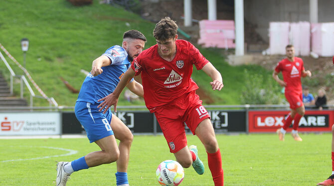 Kevin Founes vom SSV Reutlingen (rechts) ist in der Offensive kaum zu stoppen und in der Verteidigung eine wichtige Stütze.