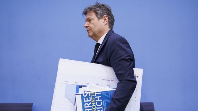 Robert Habeck (Bündnis 90/Die Grünen), Bundesminister für Wirtschaft und Klimaschutz, trägt den Jahreswirtschaftsbericht unter d