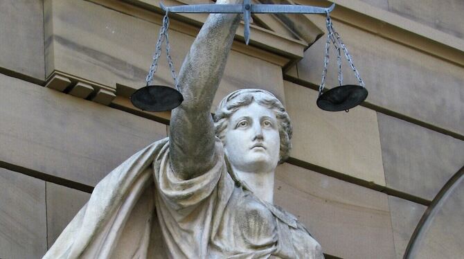 Justitia hatte ein Einsehen: Das Verfahren gegen einen Mann, der betrunken mit seinem Auto andere Menschen gefährdet und einen U