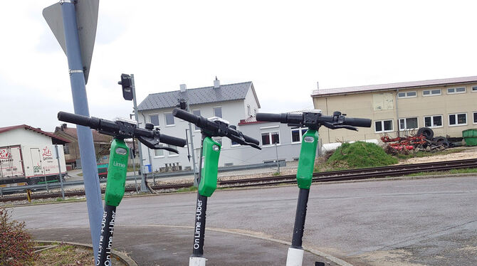 Die Lime-Scooter, hier in Engstingen, werden aus St. Johann verschwinden.