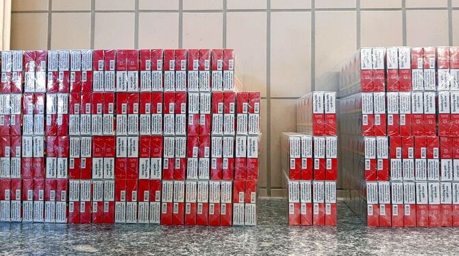 Zoll findet 14 000 Zigaretten und Wasserpfeifentabak