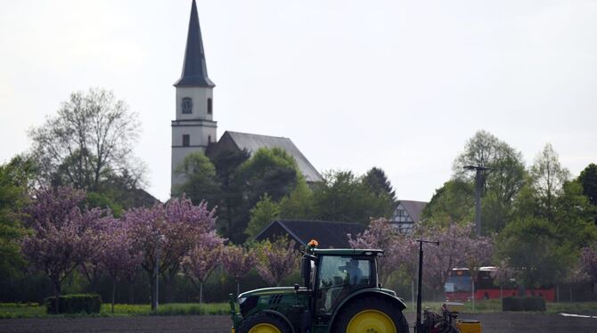 Traktor vor Kirche