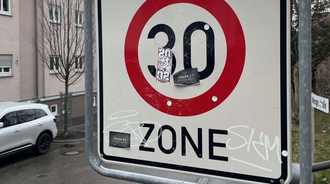 Sticker, Aufkleber, Verkehrsschild, Sicherheit Sticker, die auf Verkehrsschildern kleben, können die Sicherheit einschränken.