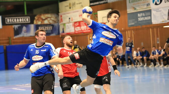 Felix Zeiler (mit Ball) vom VfL Pfullingen trifft am Samstag auf sein zukünftiges Team TSV Neuhausen/Filder. Hier eine Szene aus