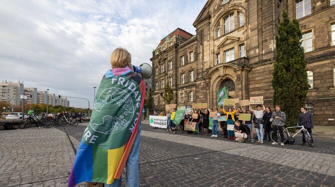 Klima-Aktivisten wollen gemeinsam mit dem Personal des Nahverkehrs für eine Verkehrswende streiken.  FOTO: SCHÄFER/DPA