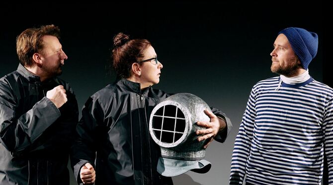 Pierre und Nadine (Paul Schaeffer und Chrysi Taoussanis) haben vom U-Boot Nautilus aus das Meer erkundet und kommen mit einem Ma