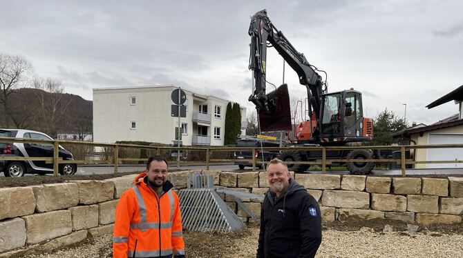 Daniel Schmid (links) vom Bauamt der Gemeinde Eningen und Bauhofleiter Jens Herold freuen sich, dass das Einlaufbecken  fertig i