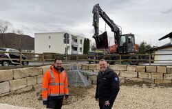 Daniel Schmid (links) vom Bauamt der Gemeinde Eningen und Bauhofleiter Jens Herold freuen sich, dass das Einlaufbecken  fertig i