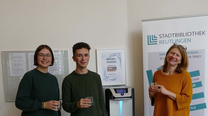 Helena Gessert, Darian Ribic (beide Jugendgemeinderat) und Beate Meinck von der Stadtbibliothek freuen sich über den neuen Wasse