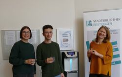 Helena Gessert, Darian Ribic (beide Jugendgemeinderat) und Beate Meinck von der Stadtbibliothek freuen sich über den neuen Wasse