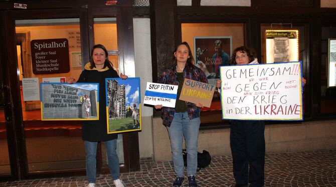 Protest gegen den Russlandvortrag vor dem Reutlinger Stiftshof Protestierten gegen den Vortrag (von links): Inessa Demchenko, Anne Glaser, Ludmilla Kienecker