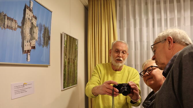 Rainer Hanko (links) zeigt Gästen, was seine kleine Kamera alles kann.