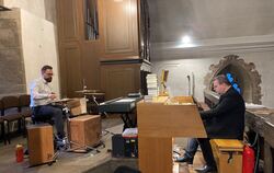 Die beiden Künstler Martin Schidlo (links) und Anton Roggenstein zeigen, wie gut Schlagzeug und Orgel zusammenpassen.