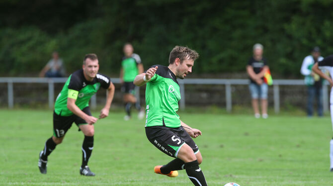Fussball, Kreisklasse A Reutlingen, Maenner, Ball Comeback nach Maß für Maik Stingel beim TSV Eningen.