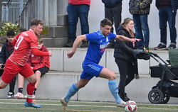 Manuel Lamparter (rechts) vom SV Zainingen enteilt Phil Hombach, der für die SG Reutlingen zwei Tore erzielte.