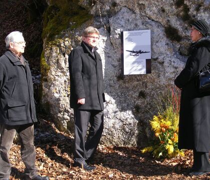 Gedenken an einen Flugzeugabsturz im Jahr 1944: Otmar Gotterbarm (links), der die Geschichte des abgestürzten Bombers recherchie