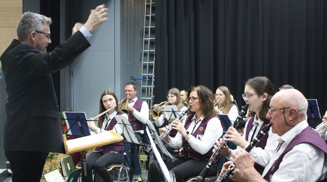In der Festhalle spielte das Orchester des Musikvereins Kusterdingen unter der Leitung von Johannes Popp.  FOTOS: STURM