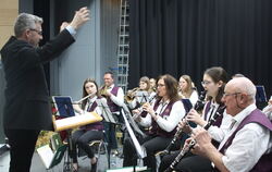 In der Festhalle spielte das Orchester des Musikvereins Kusterdingen unter der Leitung von Johannes Popp.  FOTOS: STURM