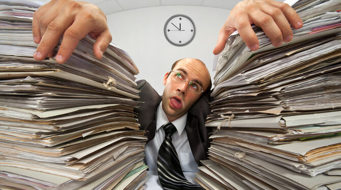 Unternehmer und Handwerker leiden unter der überbordenden Bürokratie.  FOTO: ADOBE STOCK