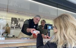 Nico Maucher verkauft einer Kundin aus seinem Transporter heraus Käse. Jeden Freitag fährt er vom Allgäu auf den Pfullinger Woch