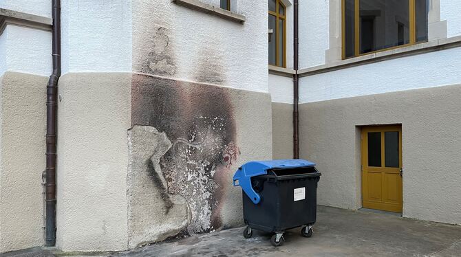 Die Fassade der Sieben-Keltern-Schule in Metzingen ist am Montag noch stark verrußt. Die Stadt schätzt die entstandenen Schäden