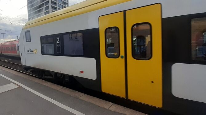 Farb-Ablösung: Ein neu in den gelb-schwarz-weißen Landesfarben lackierter Elektrotriebzug der Baureihe 440 / Coradia Continental
