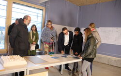 Bürgermeister Jürgen Soltau (links) und der Bauausschuss verschafften sich einen Überblick über die Pläne. 