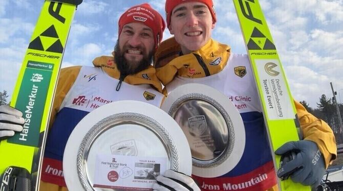 Der Pfullinger Ben Bayer (rechts) jubelt mit dem mehrfachen Weltmeister Markus Eisenbichler.