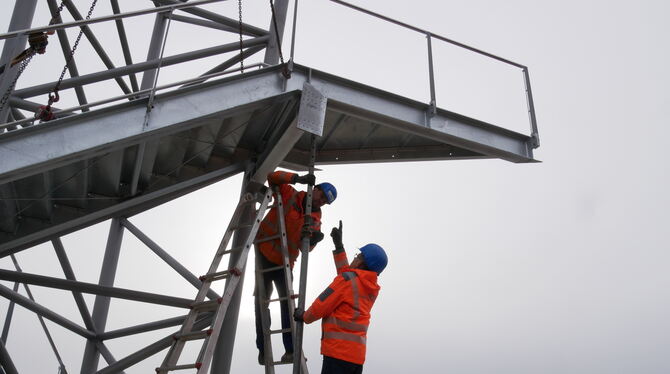 Die Männer von Stahlbau Urfer (Remseck) arbeiten sich zügig  in die Höhe. Hier montieren sie gerade das dritte von acht Treppene