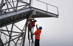 Die Männer von Stahlbau Urfer (Remseck) arbeiten sich zügig  in die Höhe. Hier montieren sie gerade das dritte von acht Treppene