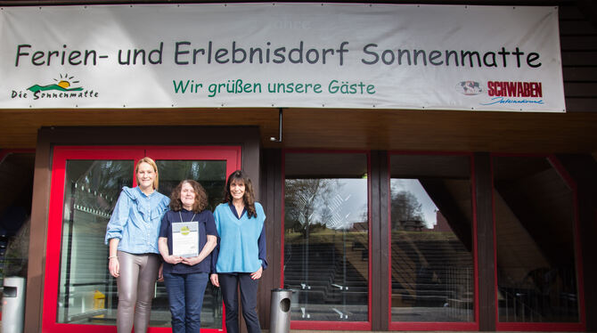 Das Feriendorf Sonnenmatte bleibt »Qualitätsgastgeber Wanderbares Deutschland« und erhält die Urkunde : Sarah Reinhardt (Mythos