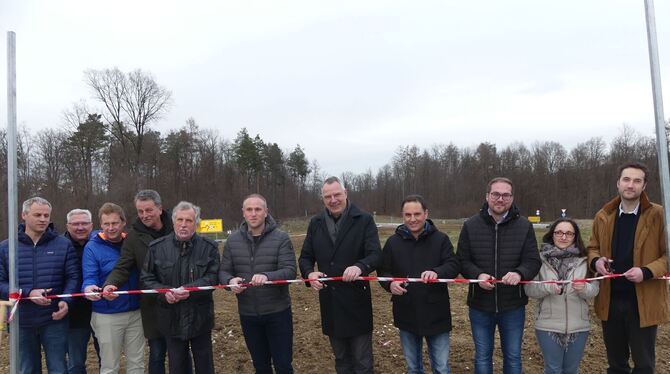 Ab nächste Woche baut Aldi im neuen Gewerbegebiet Trieb nach der Eröffnung durch: Gemeinderäte Gunther Kleemann (von links), Sie