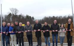Ab nächste Woche baut Aldi im neuen Gewerbegebiet Trieb nach der Eröffnung durch: Gemeinderäte Gunther Kleemann (von links), Sie