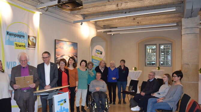 Fairtrade Bei der Feier im Rittersaal: Fairtrade-Botschafter Manfred Holz verliest den Text der Urkunde.