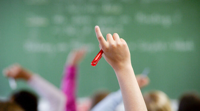 Ein Kind meldet sich während des Unterrichts zu Wort.