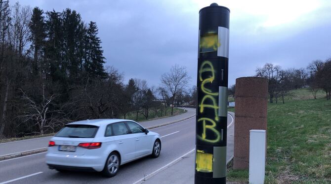 Blitzer Beidseitig mit Graffiti beschmiert: die Blitzersäule am Kusterdinger Ortseingang, auf der Straße, die von Kirchentellinsfurt her
