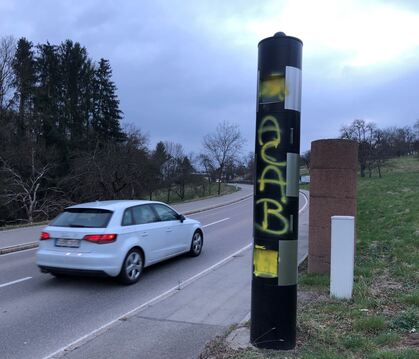 Beidseitig mit Graffiti beschmiert: die Blitzersäule am Kusterdinger Ortseingang, auf der Straße, die von Kirchentellinsfurt her