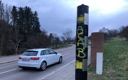 Beidseitig mit Graffiti beschmiert: die Blitzersäule am Kusterdinger Ortseingang, auf der Straße, die von Kirchentellinsfurt her