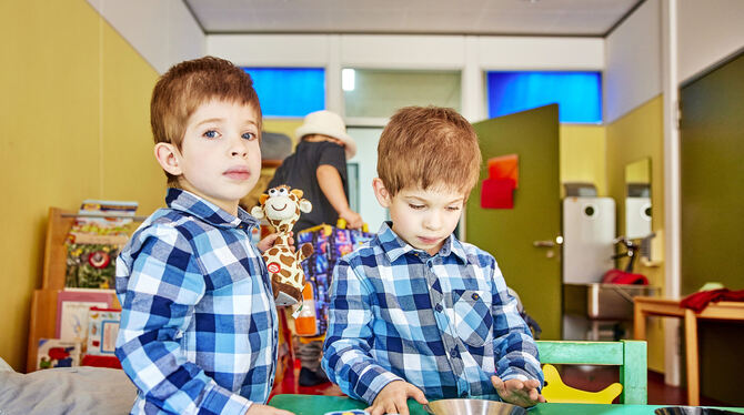 Ole und Mattis haben einen ganz speziellen, sehr seltenen Gendefekt, der bei ihnen zu Entwicklungsverzögerung und frühkindlichem