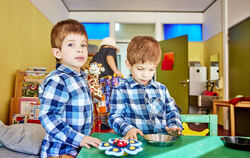 Ole und Mattis haben einen ganz speziellen, sehr seltenen Gendefekt, der bei ihnen zu Entwicklungsverzögerung und frühkindlichem