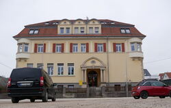 Das alte Schulhaus in der Eisenbahnstraße 5 in Wannweil. Der Gemeinderat hat jetzt über den gegenüberliegenden Parkplatz diskuti