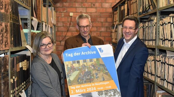 Beteiligen sich am »Tag der Archive« (von links): Andrea Anstädt (BruderhausDiakonie), Dr. Roland Deigendesch (Stadtarchiv) und