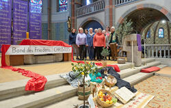  Frauen des Reutlinger Orga-Teams haben die St. Wolfgangskirche für den Weltgebetstag liebevoll dekoriert. FOTO: SCHANZ