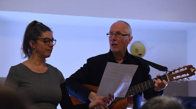 Die Initiatorin Nicole Krieg und der Hauptgast des ersten Reutlinger Mundartabends, Liedermacher Roman Mangold, singen zum Schlu