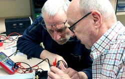 Vertieft in ihre Arbeit: Michael Uthe (links) und Gerd Noetzel reparieren Elektrogeräte im alten Rathaus in Gomaringen.  FOTO: S