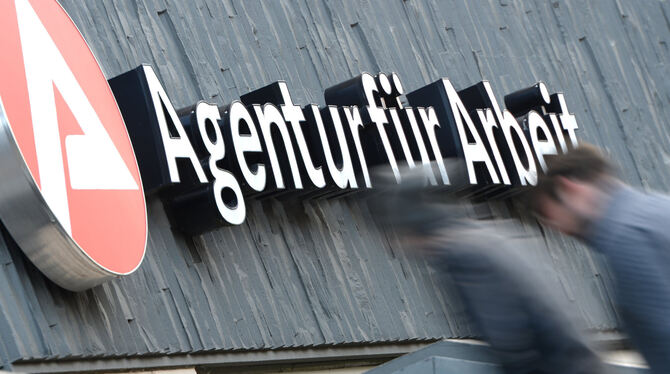 Es gibt weiterhin viele Arbeitslose in der Region. FOTO: DEDERT/DPA Es gibt weiterhin viele Arbeitslose in der Region. FOTO: DEDERT/DPA