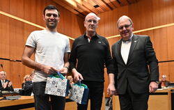 Oberbürgermeister Thomas Keck (von rechts nach links) bedankt sich unter dem Beifall des Gemeinderates bei Armin Krause und Amir